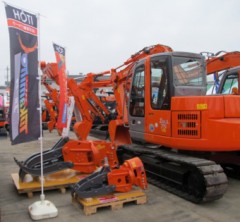 3月5日（土）日立建機日本（株）北関東支店宇都宮営業所「お客様感謝フェア2016（お客様感謝祭）」開催に伊藤商会　バケットクラッシャーガラバスタ、多機能フォークツカミーノシリーズを展示しました。