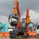 日立建機 ASTACO NEO（アスタコ ネオ）装着　ツカミーノウッド(Ｗ)+ツカミーノ全旋回フォーク