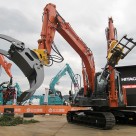 日立建機 ASTACO NEO（アスタコ ネオ）装着　ツカミーノウッド(Ｗ)+ツカミーノ全旋回フォーク