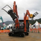 日立建機 ASTACO NEO（アスタコ ネオ）装着　ツカミーノウッド(Ｗ)+ツカミーノ全旋回フォーク